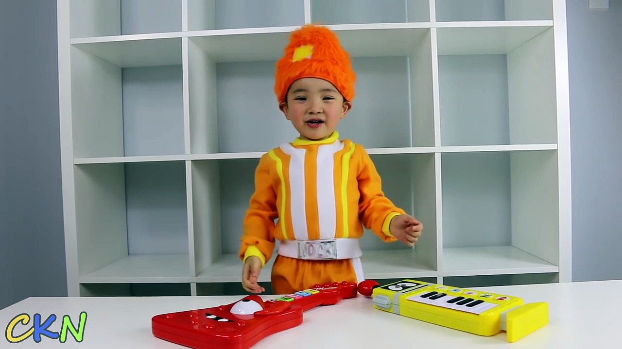 Yo Gabba Gabba Dj Lance Playing With Muno Guitar and Plex Piano Ckn Toys-dL