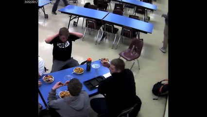 Скачать видео: En plein repas, il sauve la vie de son camarade de classe qui s'étouffe