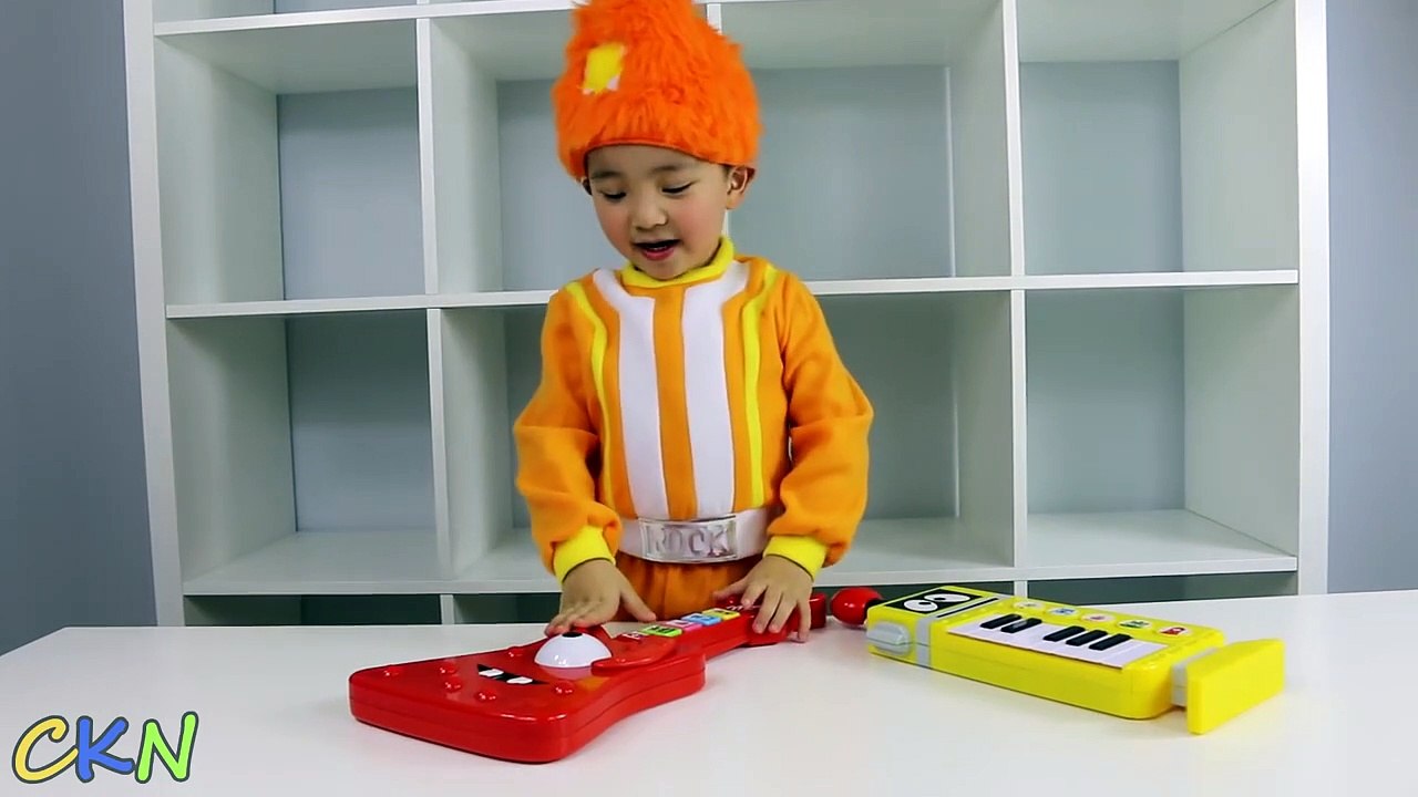 Yo Gabba Gabba Dj Lance Playing With Muno Guitar and Plex Piano Ckn Toys-dL9