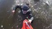 Sauvetage d'un homme coincé dans un lac gelé en Russie !