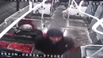 Türk Bayrağına Çirkin Saldırı Kamerada