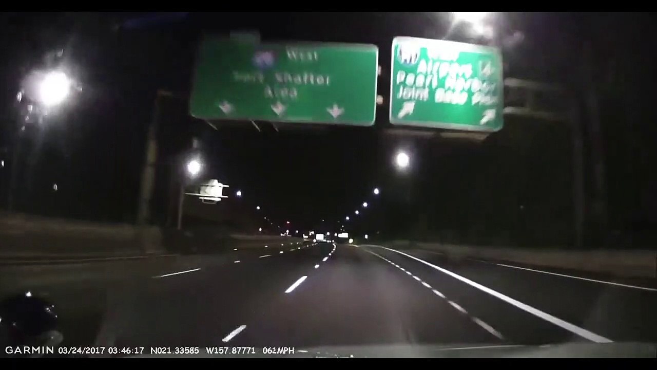 Un chauffard ivre rate le virage et percute un séparateur de voie