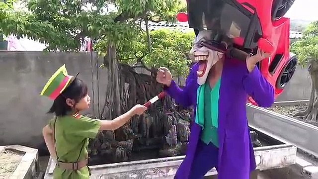 Полицейский водитель малолитражного автомобиля поехал на красный свет Паук против Джокера замороженные elsa смешное видео для детей