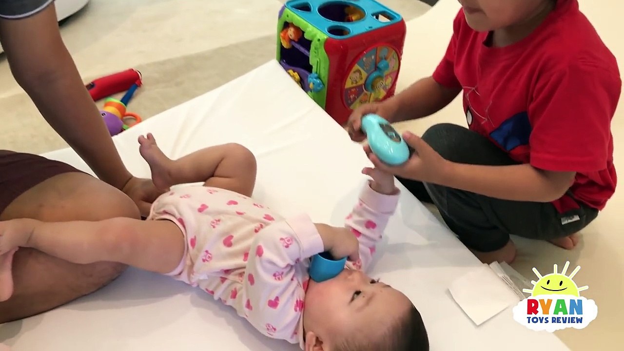 Doc McStuffins Ryan Twin Babies Check Up Gives Tummy needle Shot and farting baby