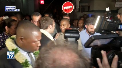 Macron accueilli en musique à Mayotte