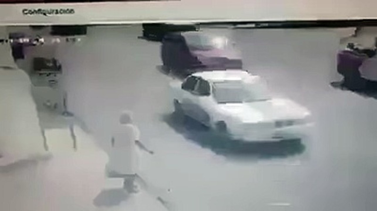 ‫سیلوٹ هے اس کار والے کو‬