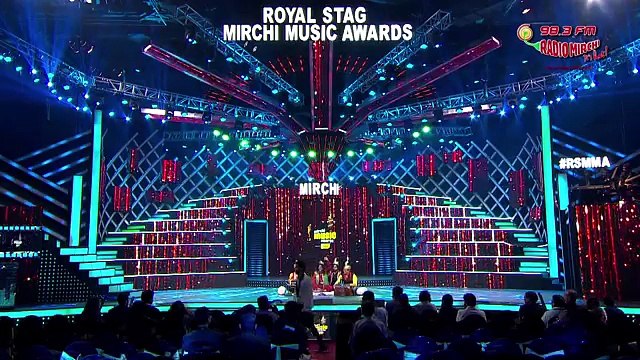 Qawali, Sunil Grover Style At Royal Stag Mirchi Music Awards!