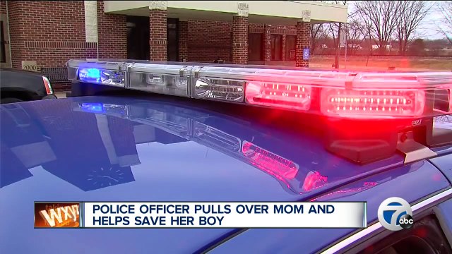 Policajac je zaustavio ženu zbog prelaska kroz crveno, ali kada je vidio šta se događa na suvozačevom mjestu, odmah je z