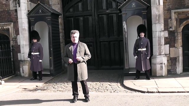 Un garde royal engueule un touriste français