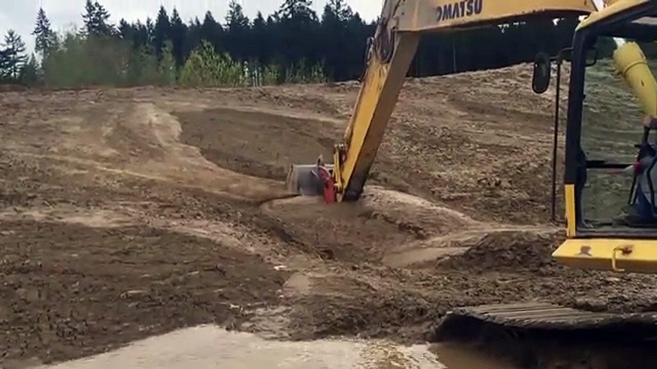 Radnik je vidio da se nešto mrda u blatu. Ono što je uradio je nevjerovatno!