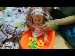 Bé Ỉn Tắm Cho Búp Bê Em Bé Cực Dễ Thương Và Hài Hước