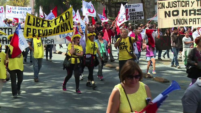 Chilenos marchan contra sistema de pensiones, legado de Pinochet