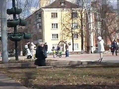 Люди гуляют с зелёными шариками в городе Орле — 26.03.2017 год — Гена Горин