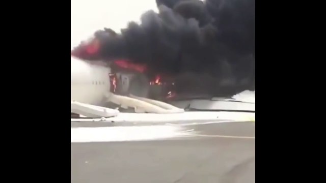Emirates EK521 flight emergency belly landing / crash accident at Dubai International Airport BestDramaTv.Net