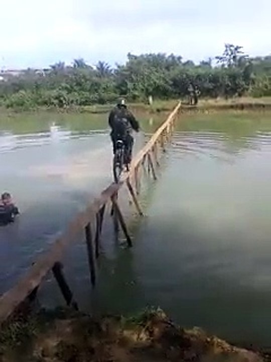 Ils tentent de traverser une rivière à vélo !