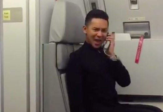 Un steward reproduit le clip Toxic de Britney Spears !