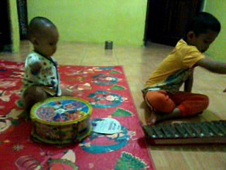 Baru !!.... Kakak Beradik membuat Kolaborasi Musik Balita dan Anak TK 26 Maret 2017