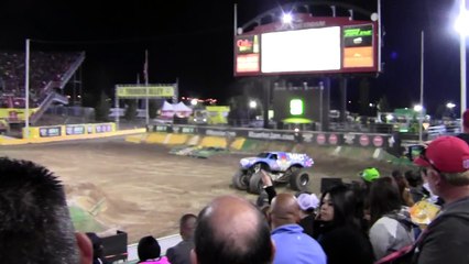 Il effectue un incroyable front flip avec son monster truck
