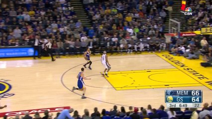 Steph Curry no-look pass for the layup!