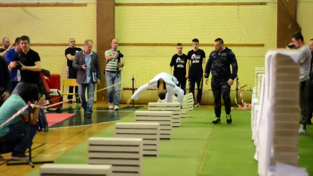 A 16 ans, il casse 111 briques avec sa tête en 35 secondes