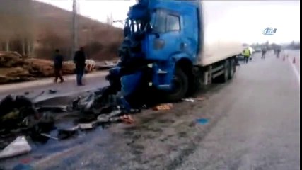 Kamyon Yolcu Otobüsüne Çarpıştı: 9 Yaralı