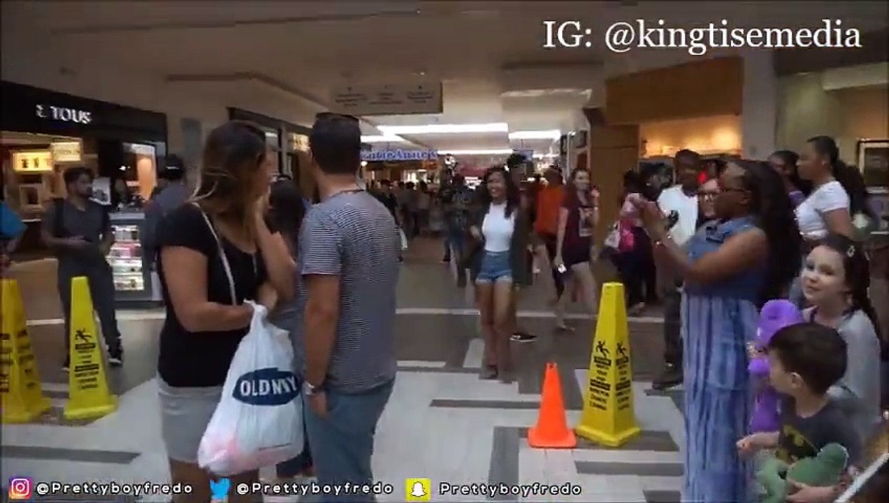 Il demande sa copine en mariage dans un centre commercial et reçoit le râteau de sa vie