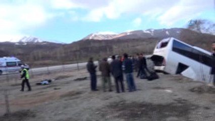 Kamyon Yolcu Otobüsüne Çarpıştı: 9 Yaralı