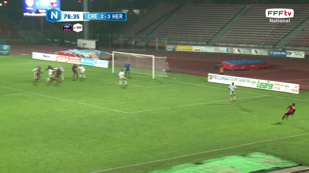 Coup franc frappé au premier poteau mais bien dégagé de la tête