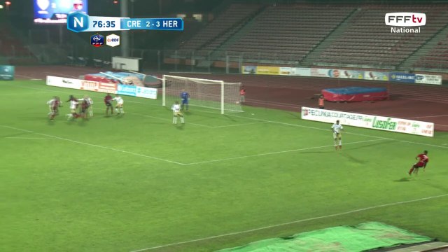 Coup franc frappé au premier poteau mais bien dégagé de la tête