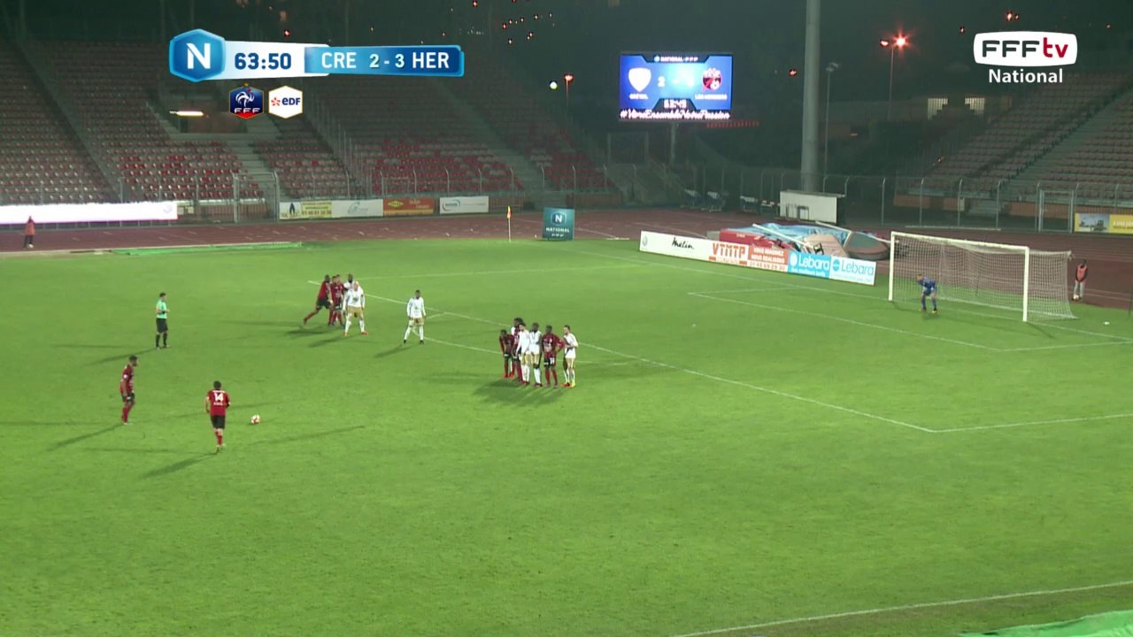 Coup franc qui passe loin du cadre