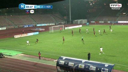 Centre que Pichot n'arrive pas à détourner et le ballon qui revient sur un joueur de Créteil !