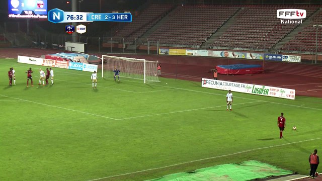 Coup franc frappé au premier poteau mais bien dégagé de la tête