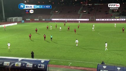 Centre que Pichot n'arrive pas à détourner et le ballon qui revient sur un joueur de Créteil !