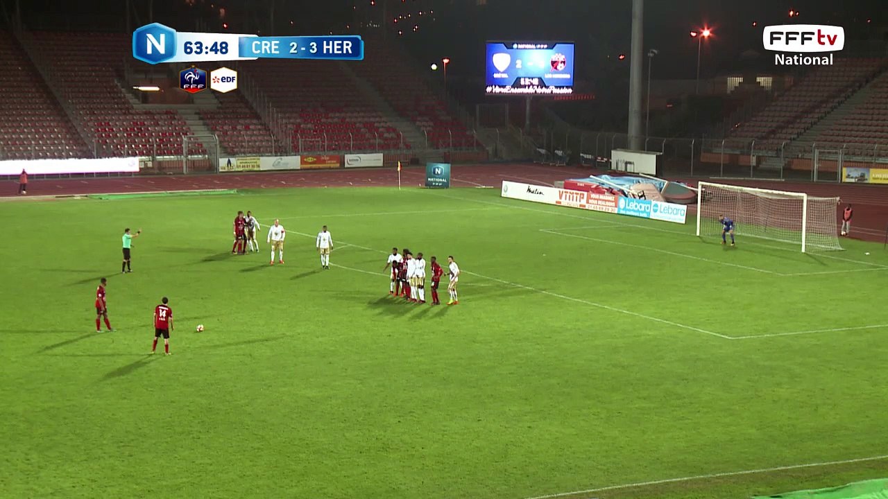 Coup franc qui passe loin du cadre