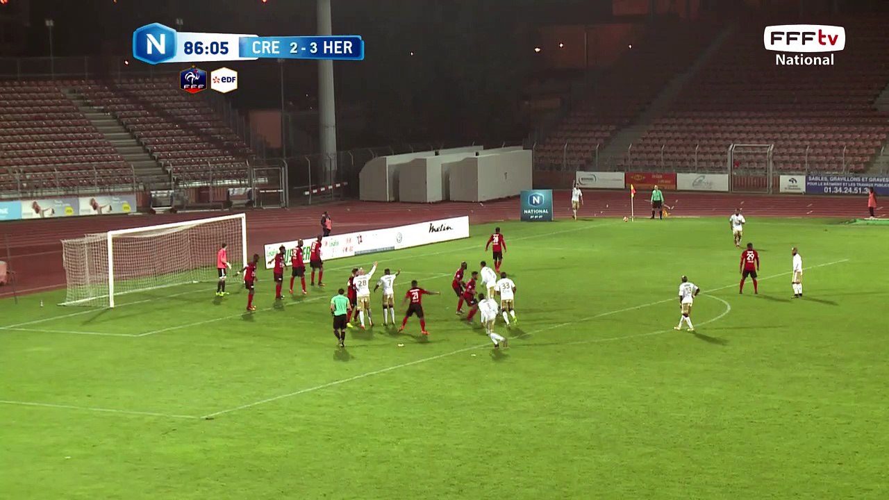 Mimoun qui trouve la têtye de Boyer qui passe de rien au dessus !!