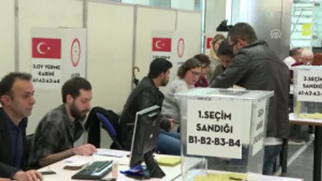 Gümrük Kapılarında Oy Verme Işlemi - Atatürk Havalimanı - Istanbul