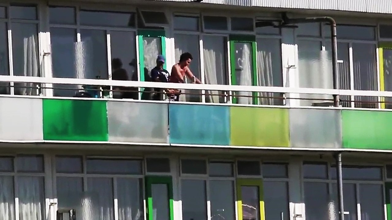 Un couple profite des premiers rayons de soleil