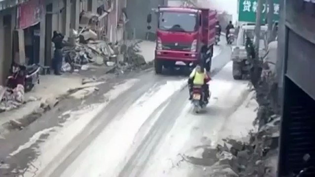 Un couple en scooter stoppés net par la ridelle d'un camion