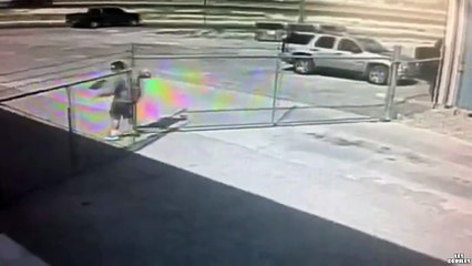 Cet homme tente de fermer une barrière alors qu'il y a beaucoup de vent, la scène est juste hilarante...