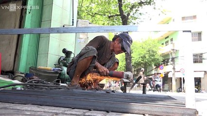 VnExpress | Thời sự | Thợ cơ khí đắt khách đặt bậc thềm di động ở Sài Gòn