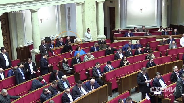 Реєстрація. В одного-з десяток депутатських карток для голосування. Згодом буде оголошено про присутність 300-т депутаті