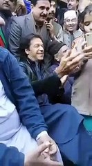 Watch How Imran Khan Helping His Young Fans Take Selfies With Him