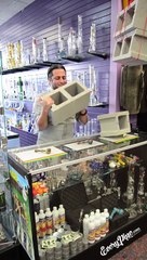 Ce gérant de magasin veut montrer que ses bongs résistent à toute épreuve.