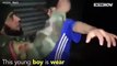 Cet enfant se fait désarmé la ceinture d’explosifs que lui a posée Daesh, par un soldat