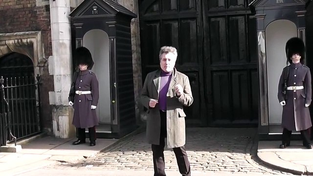 Esto pasa si le tocas la moral a un guardia real británico