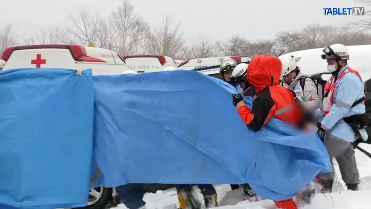 V Japonsku objavili pod lavínou osem stredoškolákov bez známok života