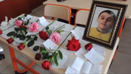 Ölen Arkadaşlarının Sırasını Çiçeklerle Donattılar