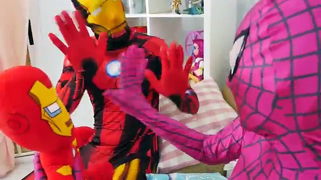 Замороженные Эльза и плохой мальчик Человек-Паук похитил! Вт розовый детские Человек-паук против Малефисента