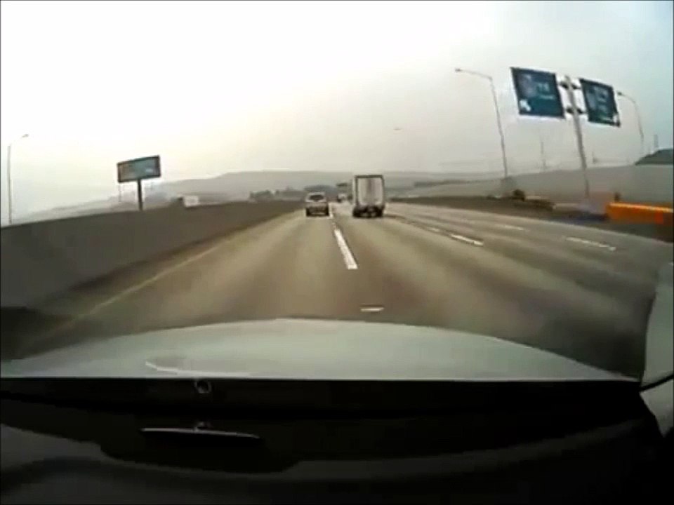 Terrible accident de voiture sur une autoroute !