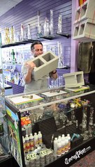 Le gérant d’un magasin veut prouver la solidité de ses bongs